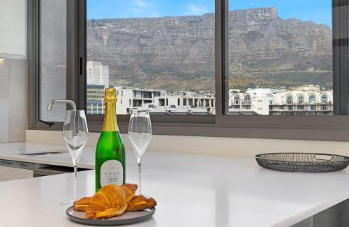 Bo'Kaap Apartment | 702 on Strand Cape Town - Panoramic Mountain Views