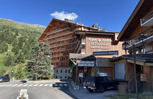 Meribel-Mottaret Apartment | 70m from ski slopes, 3rd floor, view mountain, balcony, tv, ski locker, 30m², Méribel-Mottaret