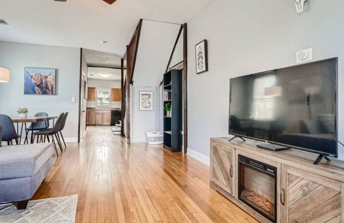 East Side House | 717 Woodward · Historic Southern Belle - Walk to Hot Spots!