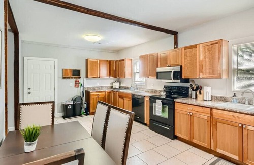 East Side House | 717 Woodward · Historic Southern Belle - Walk to Hot Spots!