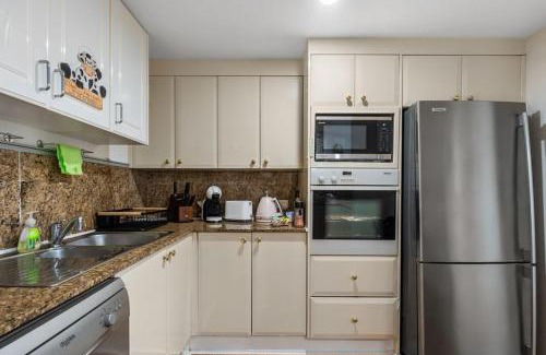 Darling Harbour House | 72-2HS Abnb-Style Urban Pearl, Parking, Pool and Step to Darling Harbour