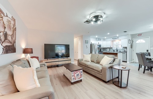 Fort Myers Beach Apartment | 720 ft to beach, 2 BR 2 BA, Pool, Beach Gear, Deck, BBQ, W/D, sleeps 6.