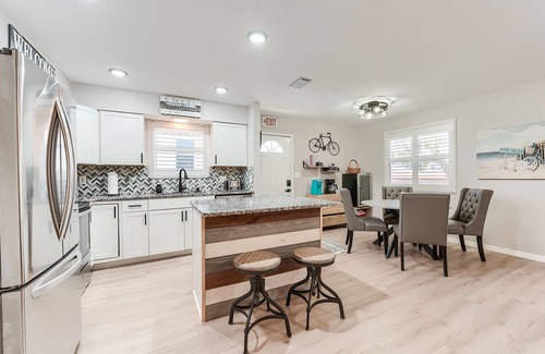 Fort Myers Beach Apartment | 720 ft to beach, 2 BR 2 BA, Pool, Beach Gear, Deck, BBQ, W/D, sleeps 6.