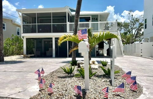 Fort Myers Beach Apartment | 720 ft to beach, 2 BR 2 BA, Pool, Beach Gear, Deck, BBQ, W/D, sleeps 6.