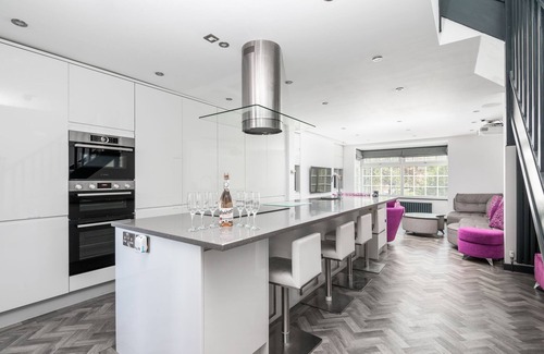 Heworth Apartment | 73 East Parade, Cherry Tree Apt · Modern 3-bed Duplex Apt in York with 75 inch TV I Pass The Keys