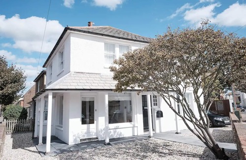 Hythe House | 74 By The Sea - *Stunning* Scandi-Coastal Home!