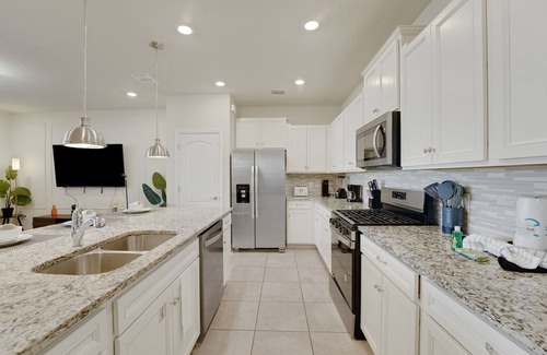 Loughman House | 7589OSL-Spacious 5BD townhouse in Solterra Resort, Davenport, perfect for 10 guests.