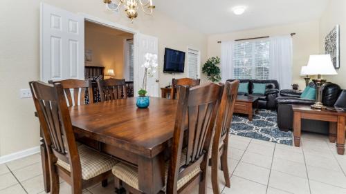 Crestwynd Bay House | 7650 Comrow #204