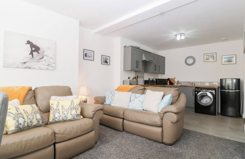 Porthcawl Apartment | 76A MACKWORTH ROAD, pet friendly, with a garden in Porthcawl