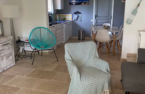 Cavalaire-sur-Mer House | 76qm on 2 lvls, GardenTerrace, Balcony, 2BR, living room, toilet, bath, kitchen