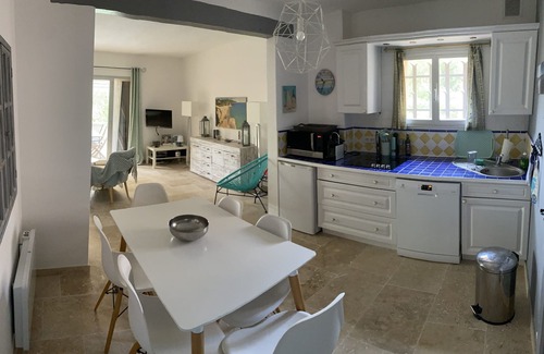 Cavalaire-sur-Mer House | 76qm on 2 lvls, GardenTerrace, Balcony, 2BR, living room, toilet, bath, kitchen