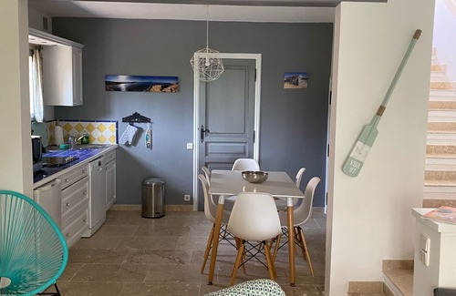 Cavalaire-sur-Mer House | 76qm on 2 lvls, GardenTerrace, Balcony, 2BR, living room, toilet, bath, kitchen