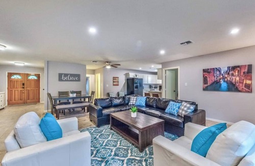 Chinatown House | 777Rentals - 7BRs/4BA - Sport Court Estate