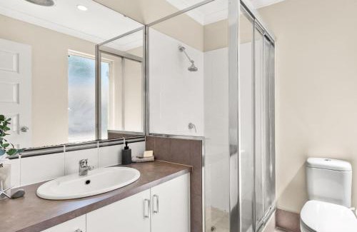 Balga Villa | 78 Modern Comforts Quiet Charm 3br 2ba Parking
