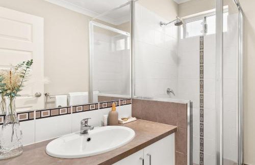 Balga Villa | 78 Modern Comforts Quiet Charm 3br 2ba Parking