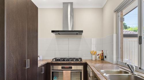 Balga Villa | 78 Modern Comforts Quiet Charm 3br 2ba Parking