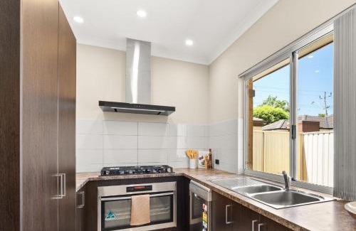 Balga Villa | 78 Modern Comforts Quiet Charm 3br 2ba Parking