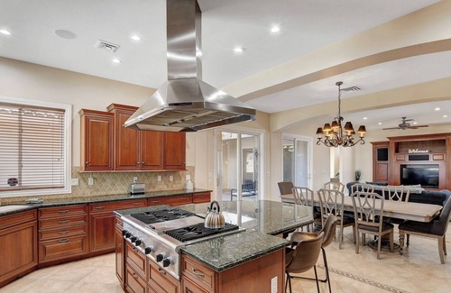 Spring Valley Villa | 7BD/5BA VILLA & Casita - Tennis Court + Strip Views + 7min to Strip! ⭐️⭐️⭐️⭐️⭐️
