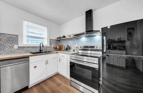 Niagara Falls House | 7bdrm, 3baths, 2 kitchens, mins to falls, Arcade, WiFi, AC, parking