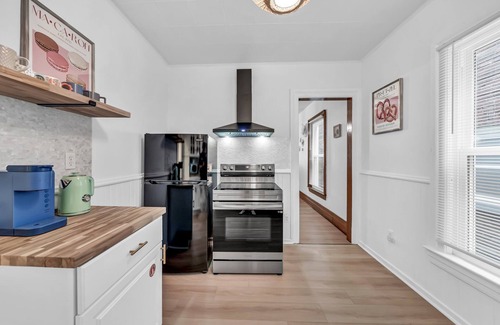 Niagara Falls House | 7bdrm, 3baths, 2 kitchens, mins to falls, Arcade, WiFi, AC, parking