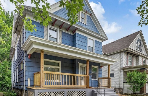 Niagara Falls House | 7bdrm, 3baths, 2 kitchens, mins to falls, Arcade, WiFi, AC, parking