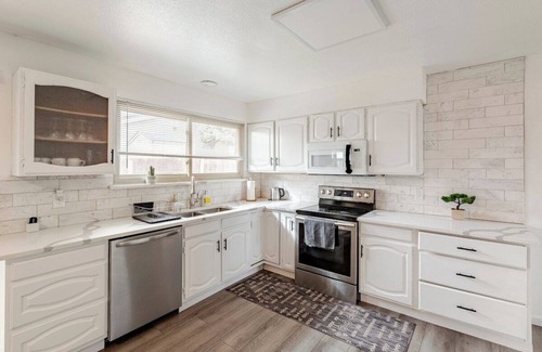 Denver House | 7br 4ba hottub 4 kings 2 kitchens walkable sleeps 16+
