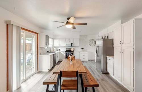Denver House | 7br 4ba hottub 4 kings 2 kitchens walkable sleeps 16+