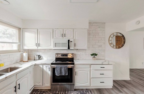 Denver House | 7br 4ba hottub 4 kings 2 kitchens walkable sleeps 16+