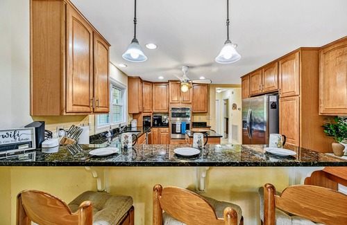 Mineral House | 7BR Lakefront Lake Anna Blue Sails - Waterfront