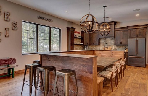 Lincoln Ski Chalet | ⛷ 7BR Ski-In Hideaway | 🛁 Hot Tub | 🔥 Fire Pit | 🍖 BBQ | 🌅 Sunroom | Sleeps 19