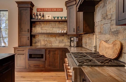 Lincoln Ski Chalet | ⛷ 7BR Ski-In Hideaway | 🛁 Hot Tub | 🔥 Fire Pit | 🍖 BBQ | 🌅 Sunroom | Sleeps 19