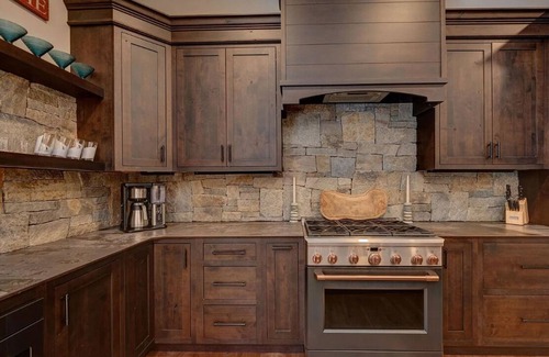 Lincoln Ski Chalet | ⛷ 7BR Ski-In Hideaway | 🛁 Hot Tub | 🔥 Fire Pit | 🍖 BBQ | 🌅 Sunroom | Sleeps 19