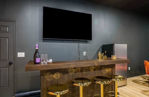 Massanutten House | 7BR Sleeps 17 | Hot Tub, Sauna, Game + Movie Room