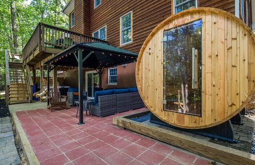Massanutten House | 7BR Sleeps 17 | Hot Tub, Sauna, Game + Movie Room