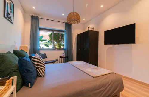 Santo Antonio dos Olivais House | 7Min to Uni Sé-Velha - AC - Work Desk - 300MBs WiFi - Suite 3