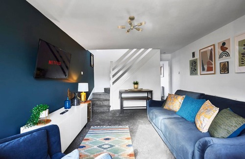 Halifax House | 7mins→Halifax/Brighouse | Pets OK | Parking 2 cars