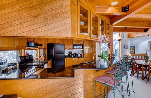 Breckenridge Heights House | 7th Nt FREE! Hot Tub! Sunroom, Deck, Hot Tub, BBQ, Wildlife Winter Views, Popular