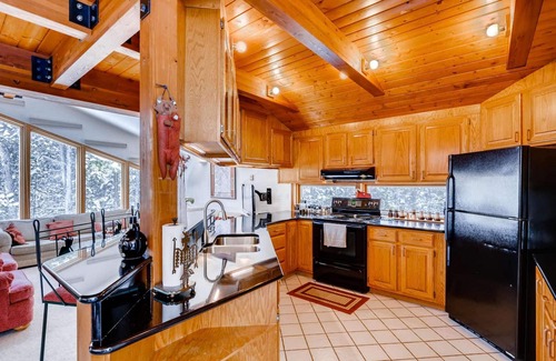 Breckenridge Heights House | 7th Nt FREE! Hot Tub! Sunroom, Deck, Hot Tub, BBQ, Wildlife Winter Views, Popular