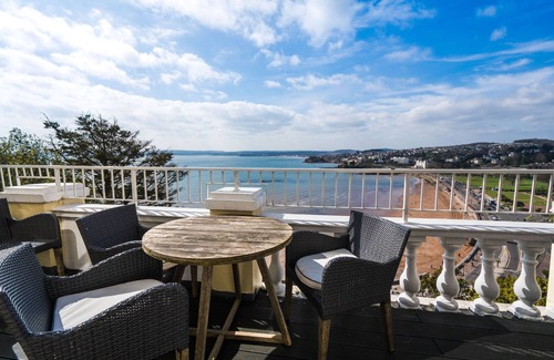 Torquay City Centre Cottage | 8 Astor House - premier one bed apartment with stunning uninterrupted sea views and balcony