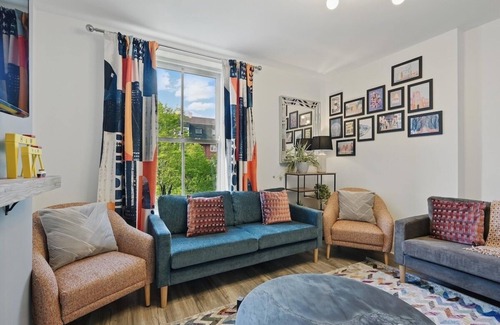 Queens Quarter Apartment | 8 bedroom 4 bathroom + 4x parking | StayByNumbers.