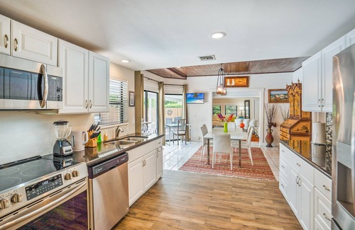 Hallandale Beach House | 8 Bedroom-resort UP TO 22 GUESTS 5 minute-drive to the OCEAN