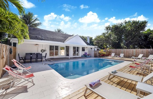 Hallandale Beach House | 8 Bedroom-resort UP TO 22 GUESTS 5 minute-drive to the OCEAN