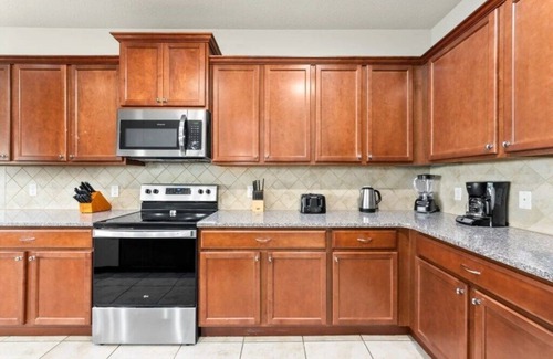 Four Corners House | 8 Bedrooms/6 Bathrooms/Windsor Westside (2129MT)