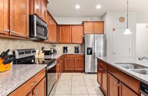 Four Corners House | 8 Bedrooms/6 Bathrooms/Windsor Westside (2129MT)