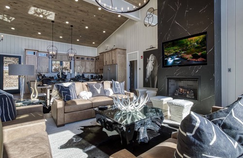 Bluff Mountain Cabin | 8 Bedrooms - SITTIN' ON TOP OF THE WORLD!