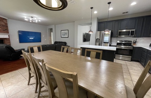 Wetmore House | 8 beds 4 kings 155” theater poker & pool table 2 Queen bed & full bath downstair