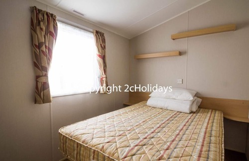 Hopton House | 8 berth caravan for hire near Great Yarmouth at Broadland Sands ref 20268BS