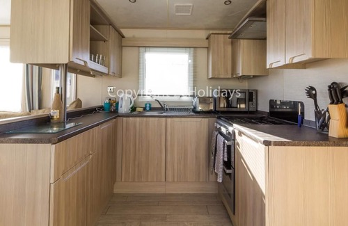 Corton House | 8 berth, dog friendly caravan with stunning sea views in Suffolk ref 32032AZ