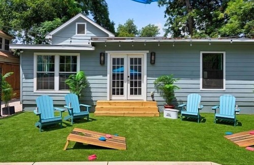 East Cesar Chavez House | 8 blocks from DT Austin Group Getaway with Pool