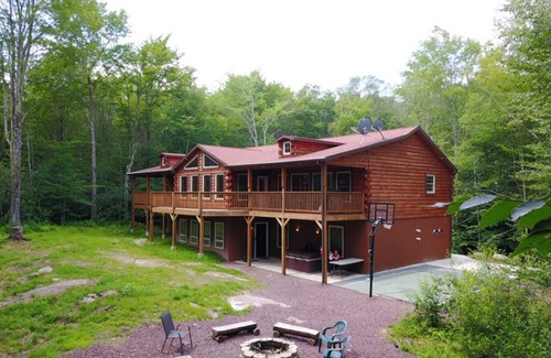 White Haven Cabin | 8 BR 4 BA SECLUDED 4000 SF. BACHELOR PARTIES/REUNIONS HOT TUB/WIFI! Sleeps 26!